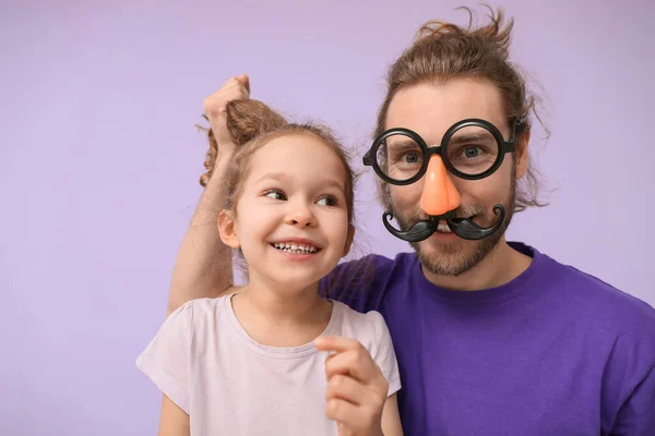 Rolig Man Och Hennes Dotter Syrenbakgrund April Dårars Dag Firande — Stockfoto