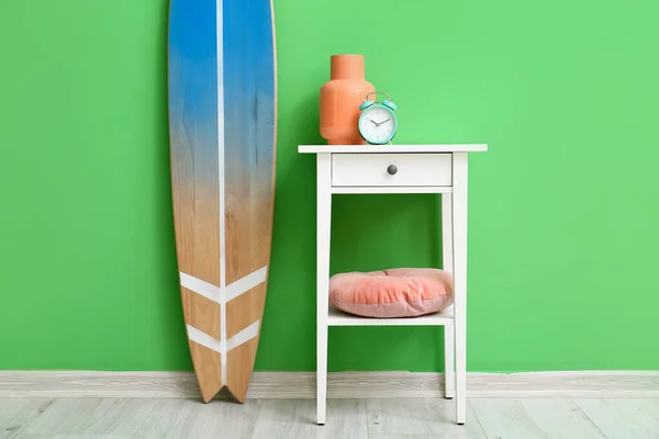 Table Vase Alarm Clock Surfboard Green Wall Room — Stock Photo, Image