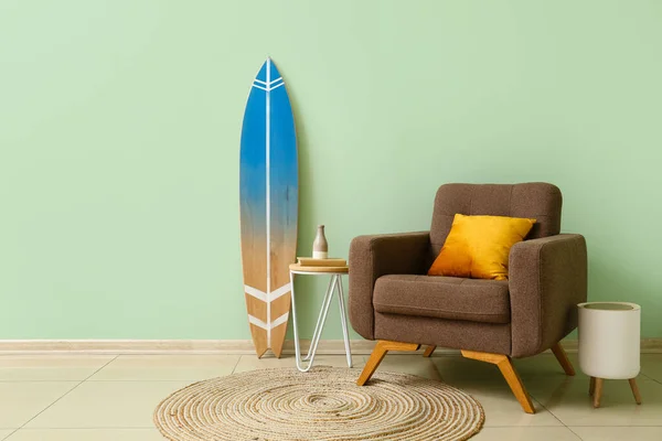 靠近绿墙的冲浪板 桌椅和扶手椅 — 图库照片