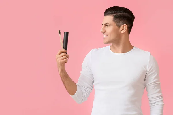 Bonito Jovem Com Pasta Carvão Ativado Dente Escova Fundo Rosa — Fotografia de Stock