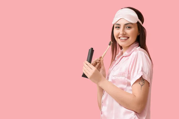 Mooie Jonge Vrouw Met Geactiveerde Houtskool Tandpasta Borstel Roze Achtergrond — Stockfoto