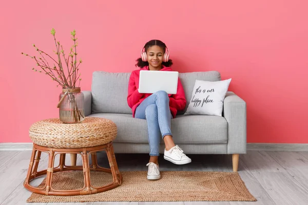 African American Teenage Girl Laptop Sitting Sofa Home — Stock Photo, Image
