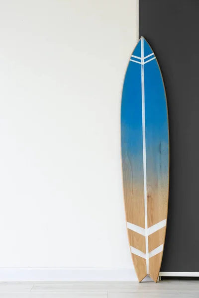 Tabla Surf Azul Cerca Pared Habitación — Foto de Stock