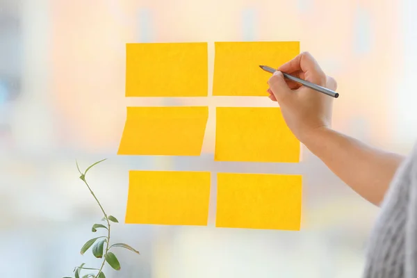 Mujer Escribiendo Nota Adhesiva Adjunta Ventana Primer Plano — Foto de Stock