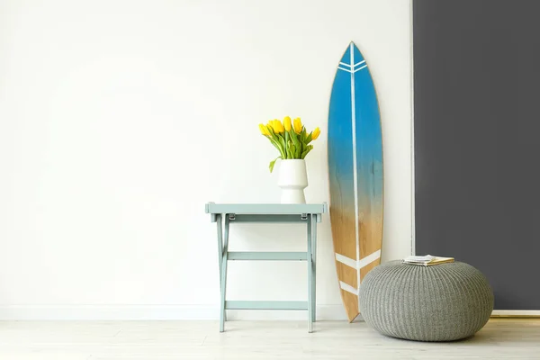 Surfboard Table Pouf Wall — Stock Photo, Image