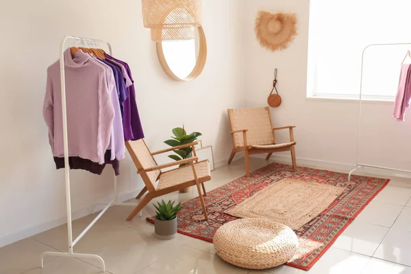 Giysileri Koltukları Olan Açık Renk Soyunma Odasının Içinde — Stok fotoğraf