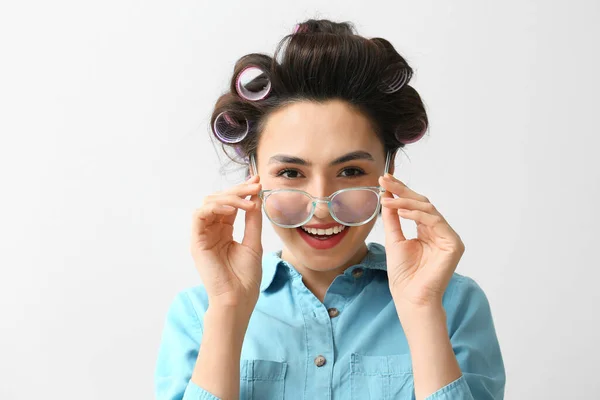 Schöne Junge Frau Haarrollen Auf Hellem Hintergrund — Stockfoto