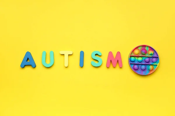 Słowo Autism Pop Fidget Zabawki Żółtym Tle — Zdjęcie stockowe