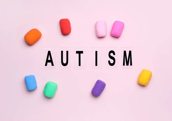 Word Autism Plastycyną Różowym Tle — Zdjęcie stockowe