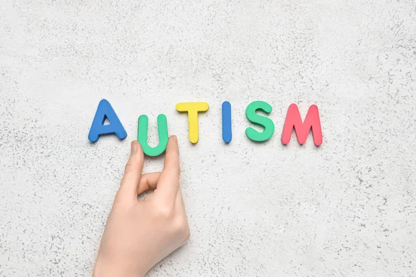 Mulher Com Palavra Autism Sobre Fundo Claro — Fotografia de Stock