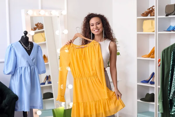 Beautiful African American Girl Choosing Clothes High School Prom Shop — Stock Photo, Image