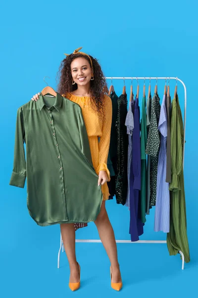 Beautiful African American Girl Rack Clothes High School Prom Blue — Stock Photo, Image