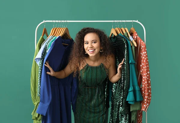 Beautiful African American Girl Rack Clothes High School Prom Green — Stock Photo, Image