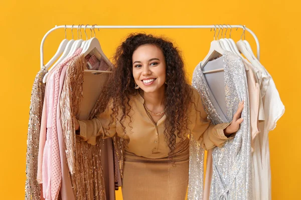 Beautiful African American Girl Rack Clothes High School Prom Yellow — Stock Photo, Image