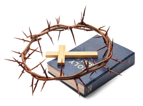 聖書のあるとげの冠と白い背景の十字架 — ストック写真