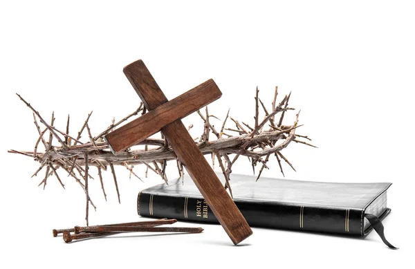 十字架 白い背景の釘でとげの冠 — ストック写真