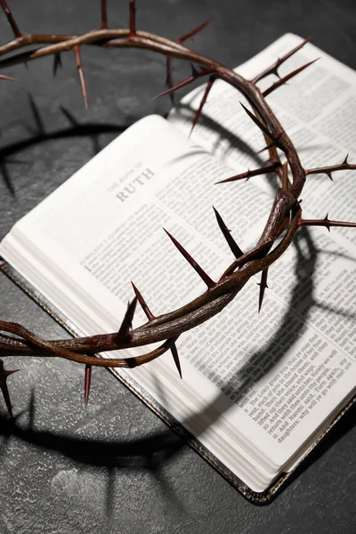 Crown Thorns Holy Bible Dark Background — Stock Photo, Image