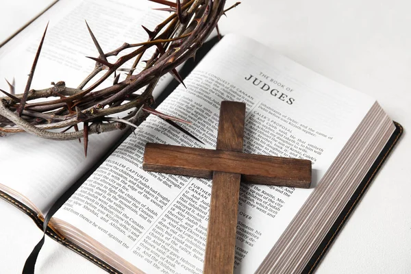 Coroa Espinhos Com Bíblia Sagrada Cruz Sobre Fundo Branco — Fotografia de Stock