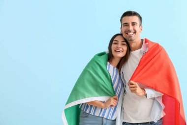 Renkli arka planda İtalyan bayrağı olan genç çift