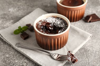 Arkaplanda lezzetli lav keki olan Ramekin.
