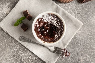 Arkaplanda lezzetli lav keki olan Ramekin.