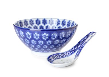 Beyaz arka planda kaşık olan Çin kâsesi.