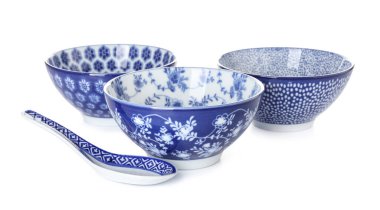 Beyaz arka planda kaşık olan Çin kâseleri.