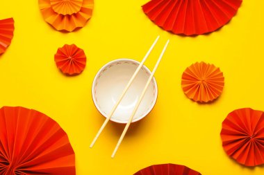 Arka planda yemek çubukları olan Çin kâsesi.