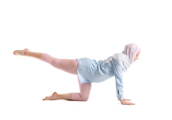 Schwangere Muslimin Macht Yoga Auf Weißem Hintergrund — Stockfoto