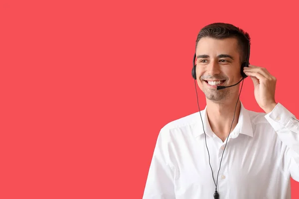 Respondiendo Consultor Masculino Call Center Con Auriculares Sobre Fondo Rojo — Foto de Stock