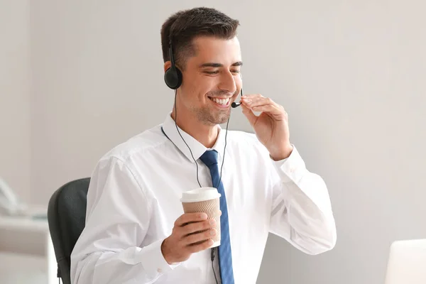 Mannelijke Consultant Van Call Center Met Koffiekop Werken Kantoor — Stockfoto