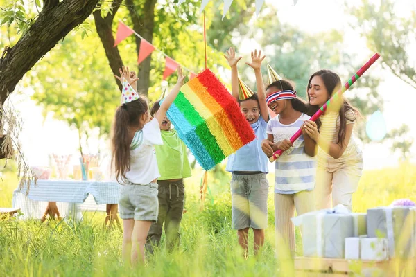 Pinata Doğum Günü Partisinde Kadın Sevimli Çocuklar — Stok fotoğraf