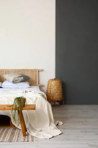 Houten Bank Met Slaapbank Comfortabel Bed Lamp Nabij Zwart Witte — Stockfoto