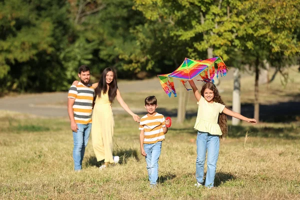 Feliz Niño Hermana Con Cometa Aire Libre — Foto de Stock