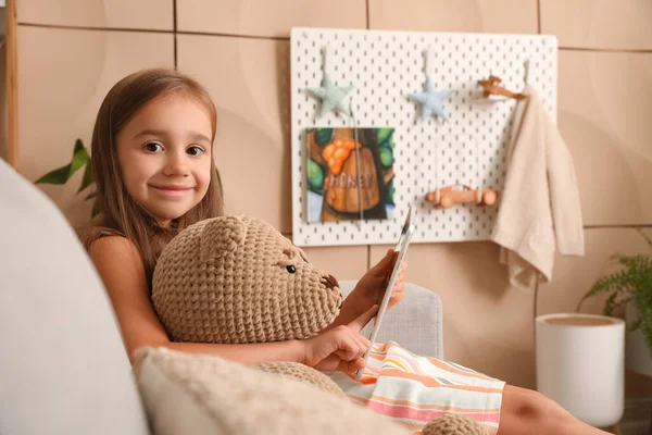 Cute Little Girl Teddy Bear Using Tablet Computer Home — Stock Photo, Image