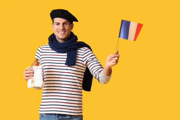 Joven Guapo Con Bandera Francia Cruasanes Sobre Fondo Amarillo —  Fotos de Stock