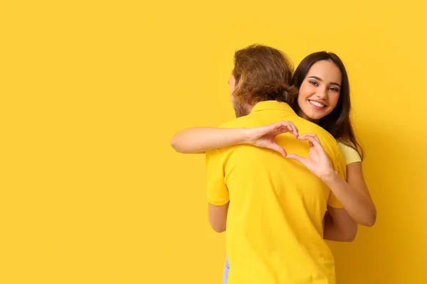 Abraçando Jovem Casal Elegantes Camisetas Fundo Amarelo — Fotografia de Stock