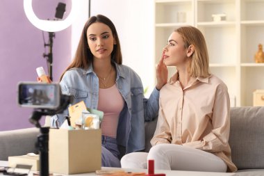 Genç bayan güzellik blogcuları stüdyoda video kaydediyor.