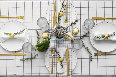 Paskalya kutlaması ve okaliptüs dalları için güzel bir masa.