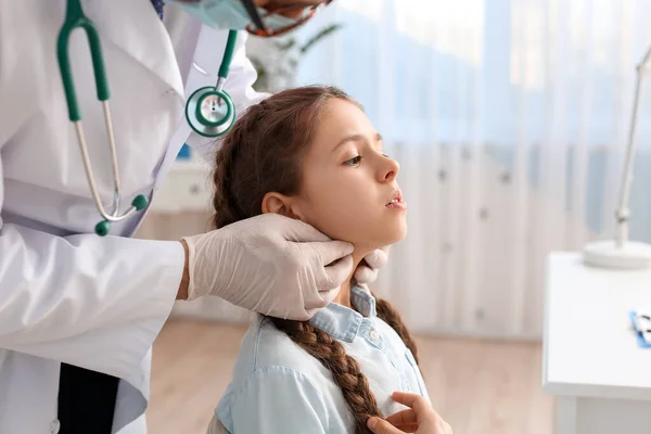 Γιατρός Εξετάζει Λαιμό Του Μικρού Κοριτσιού Στην Κλινική — Φωτογραφία Αρχείου