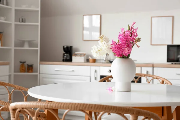 Mutfaktaki Yemek Masasının Üstünde Sümbül Çiçekleri Olan Vazo — Stok fotoğraf