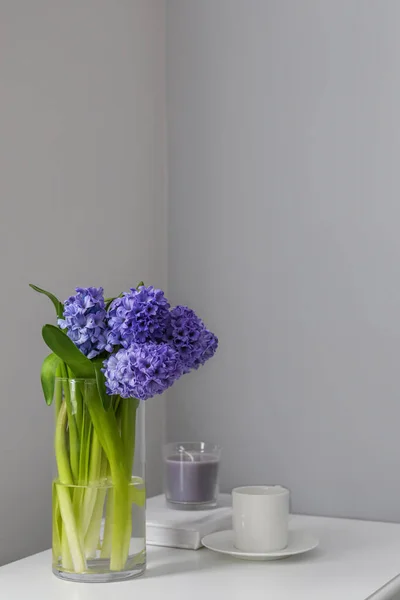 Vase Avec Jacinthe Fleurs Tasse Bougie Sur Table Près Mur — Photo