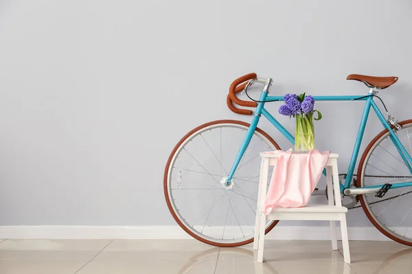 Vaso Com Flores Jacinto Banquinho Escada Bicicleta Perto Parede Leve — Fotografia de Stock