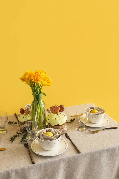 Tisch Mit Schönem Ambiente Zur Osterfeier Der Nähe Der Gelben — Stockfoto