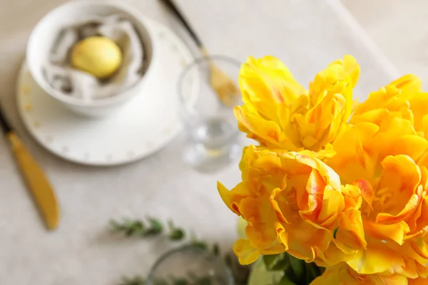 Μπουκέτο Όμορφες Κίτρινες Τουλίπες Στο Τραπέζι Σερβίρεται Για Τον Εορτασμό — Φωτογραφία Αρχείου