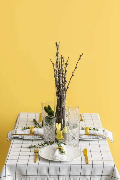 Vase Pussy Willow Branches Table Served Easter Celebration Yellow Wall — Φωτογραφία Αρχείου