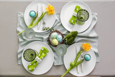 Paskalya yumurtaları ve çiçek desenli güzel bir masa.