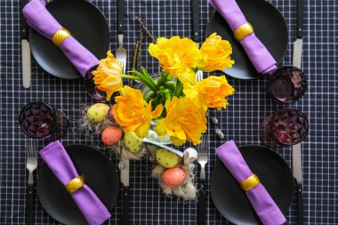 Güzel laleli şık masası.