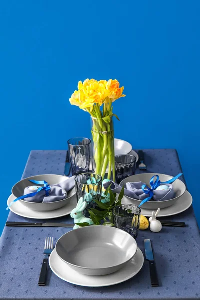 Table Beautiful Setting Served Easter Celebration Blue Wall — Stock Photo, Image