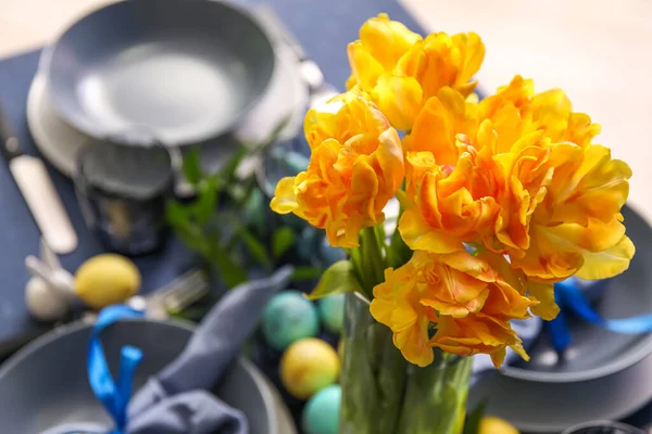 Beautiful Bouquet Yellow Tulips Table Served Easter Celebration — Stock Photo, Image